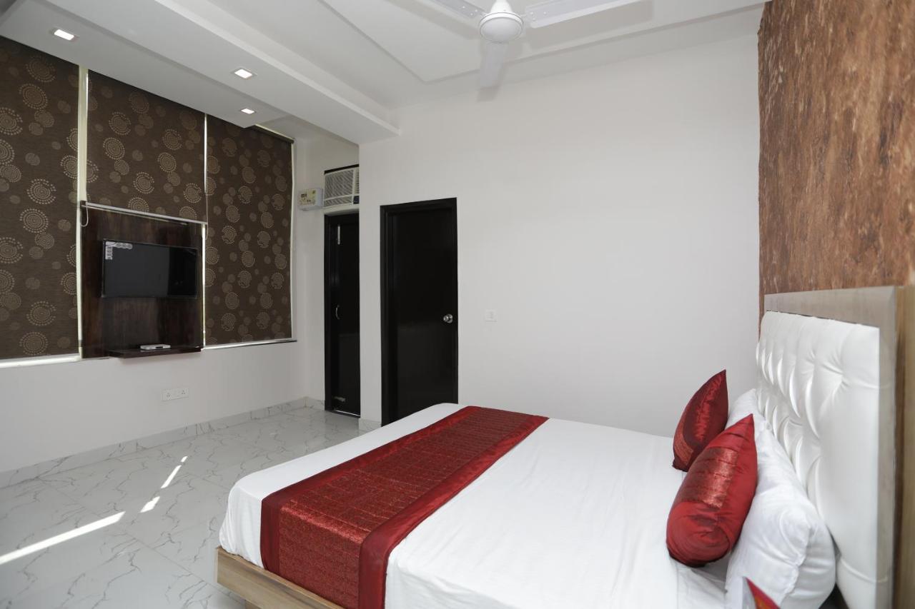 Oyo 12673 The Diplomat Inn Δελχί Εξωτερικό φωτογραφία