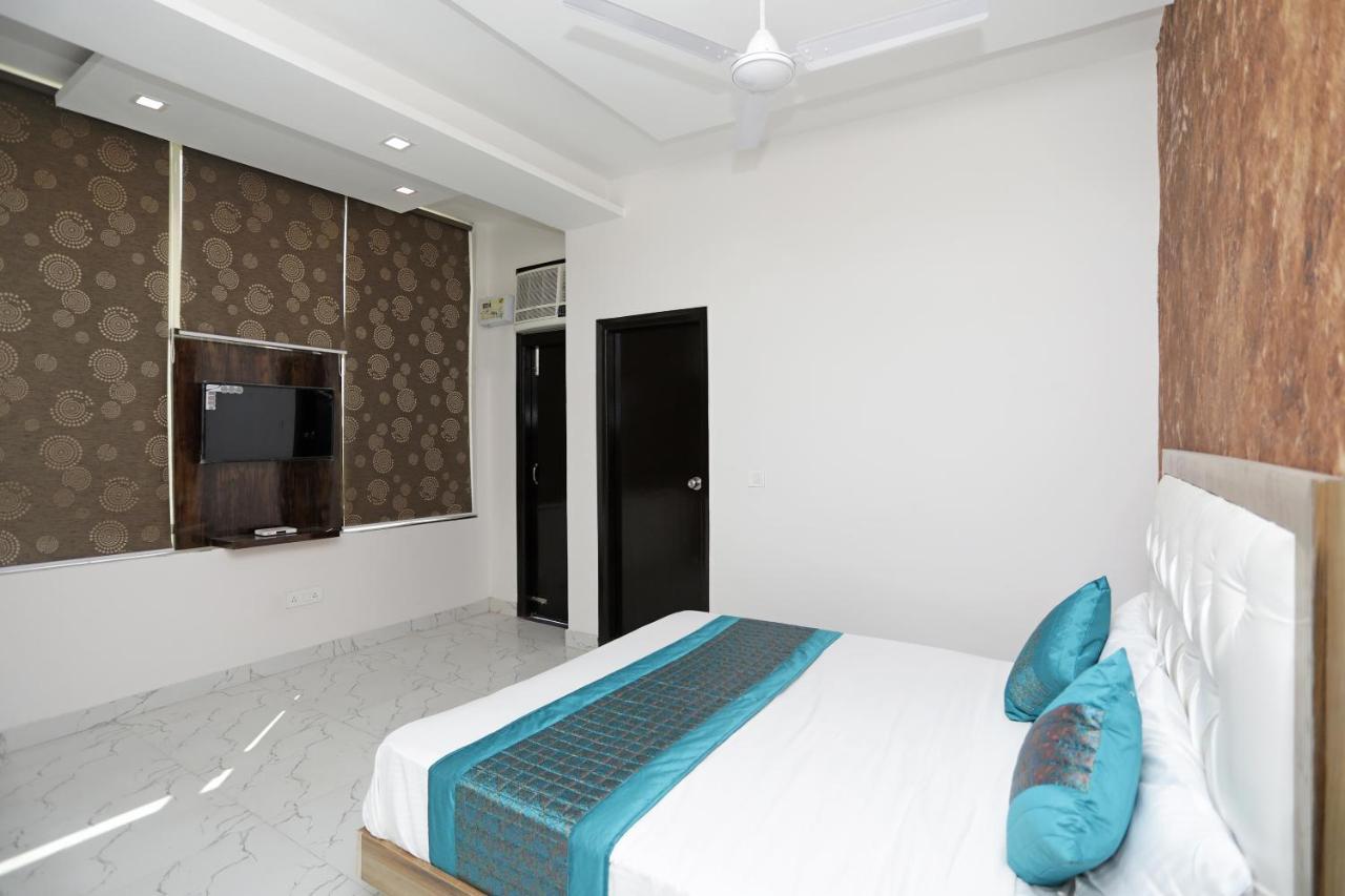 Oyo 12673 The Diplomat Inn Δελχί Εξωτερικό φωτογραφία