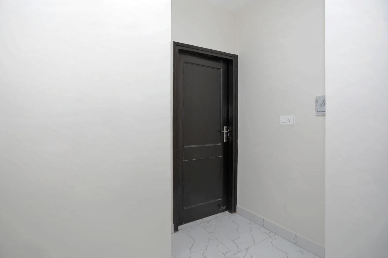 Oyo 12673 The Diplomat Inn Δελχί Εξωτερικό φωτογραφία