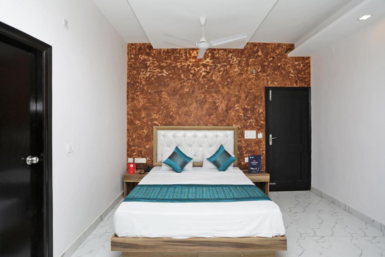 Oyo 12673 The Diplomat Inn Δελχί Εξωτερικό φωτογραφία