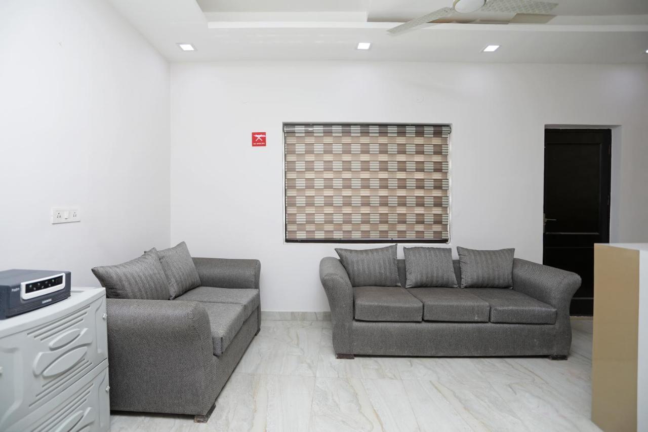 Oyo 12673 The Diplomat Inn Δελχί Εξωτερικό φωτογραφία